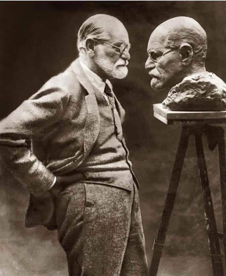 Sigmund Freud privindu-și bustul sculptat